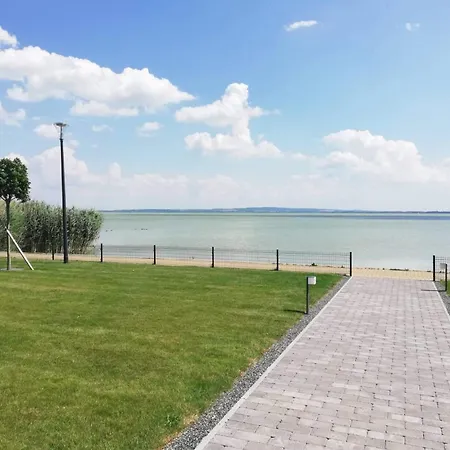 Апартаменты Royal Lakeside Кестхей