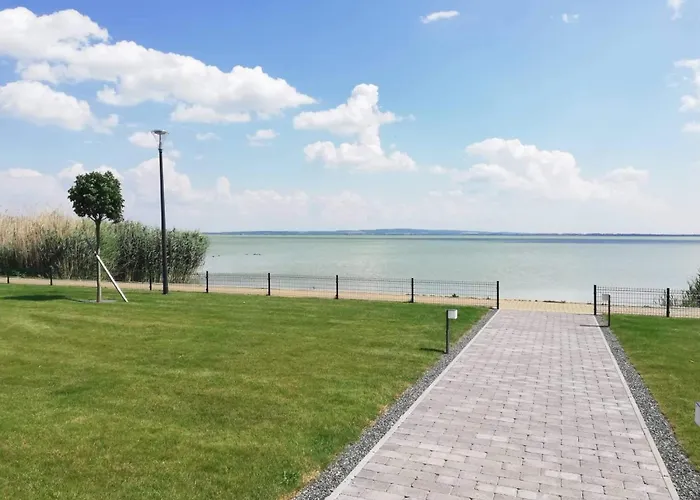 Апартаменты Royal Lakeside Кестхей