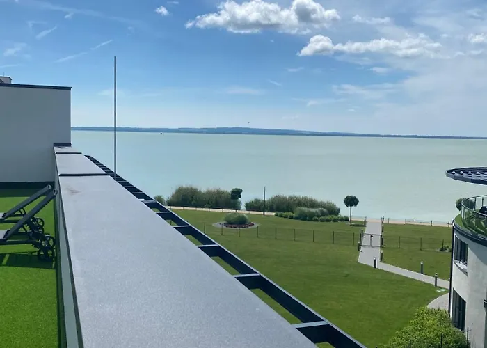 Royal Lakeside Апартаменты