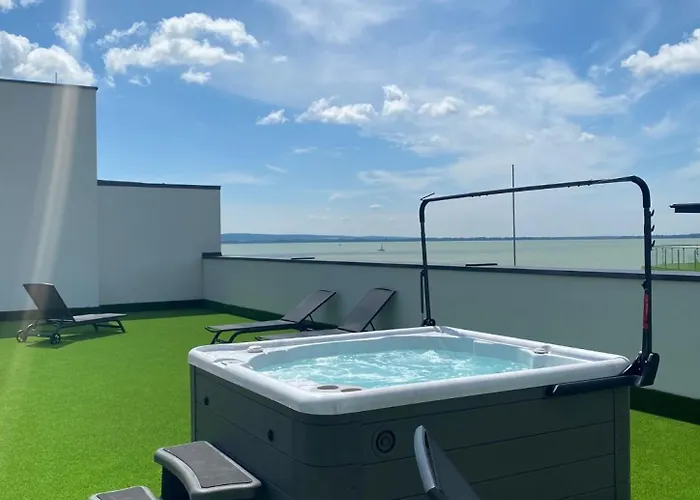 Royal Lakeside Апартаменты